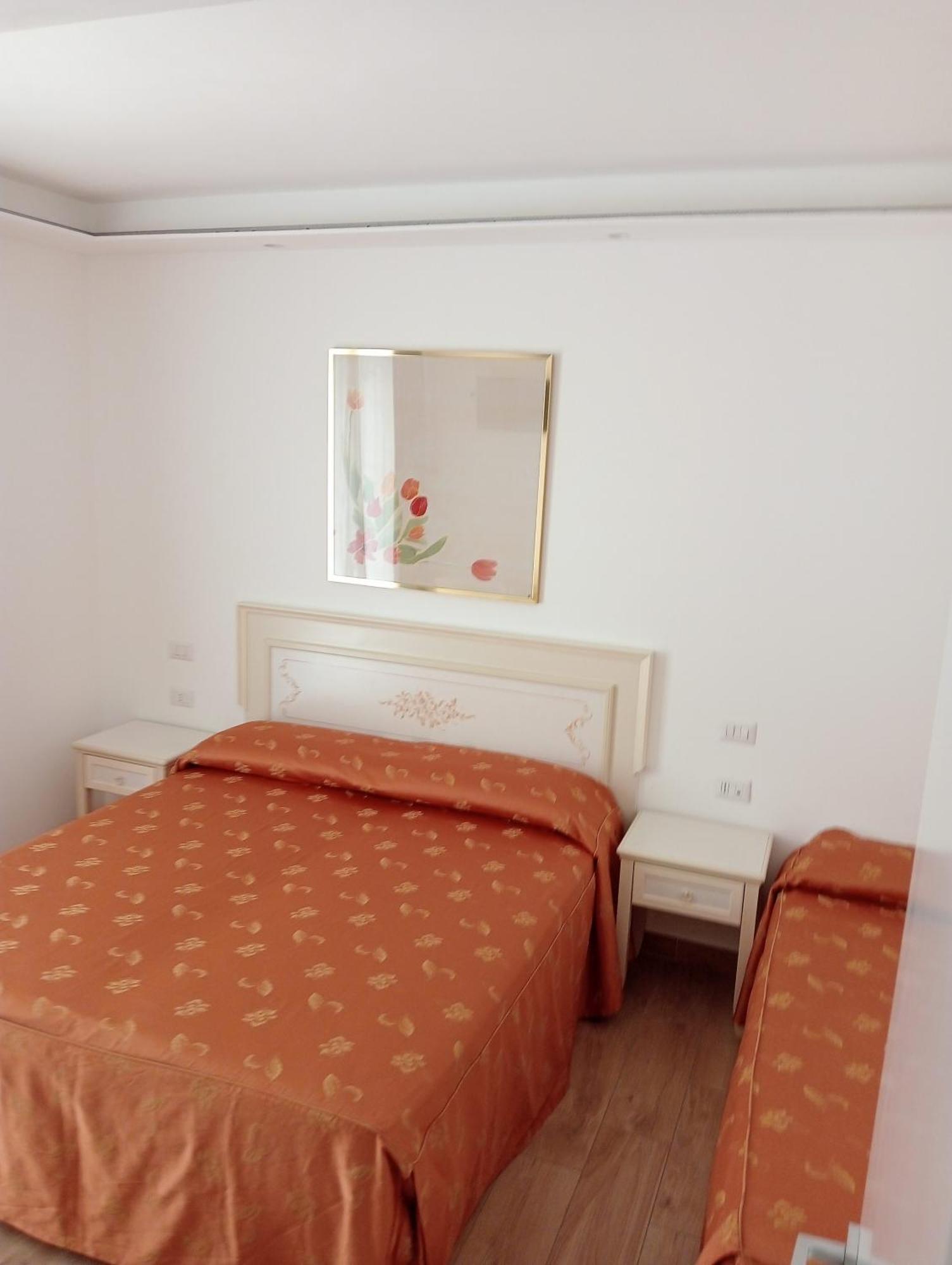 Hotel Flora Альба-Адриатика Экстерьер фото